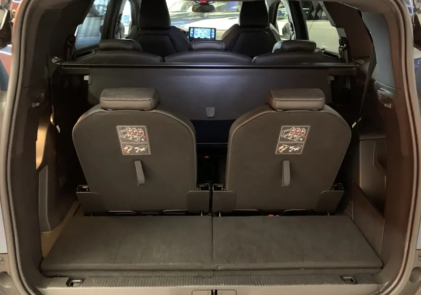 Vue arrière du coffre du Peugeot 5008 Bleu Célèbes, montrant les sièges rabattus et l'intérieur spacieux du SUV.
