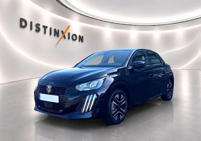 Peugeot 208 noire vue en 3/4 avant droit, avec calandre noire et feux à LED distinctifs, dans un showroom lumineux.
