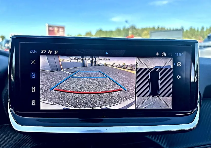 Écran tactile intérieur de la Peugeot 208 1.2 100 allure montrant la caméra de recul et la vue 360° du véhicule noir.