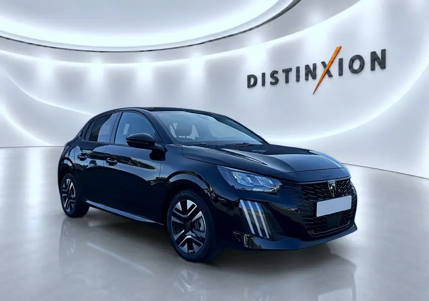 Peugeot 208 1.2 100 Allure noir en 3/4 avant droit dans un showroom lumineux avec jantes alu distinctives.