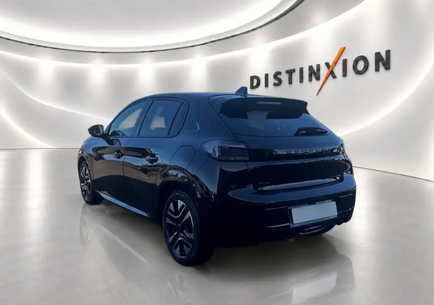 PEUGEOT 208 1.2 100 allure noir vue 3/4 arrière droit dans un showroom lumineux avec jantes alu distinctives.