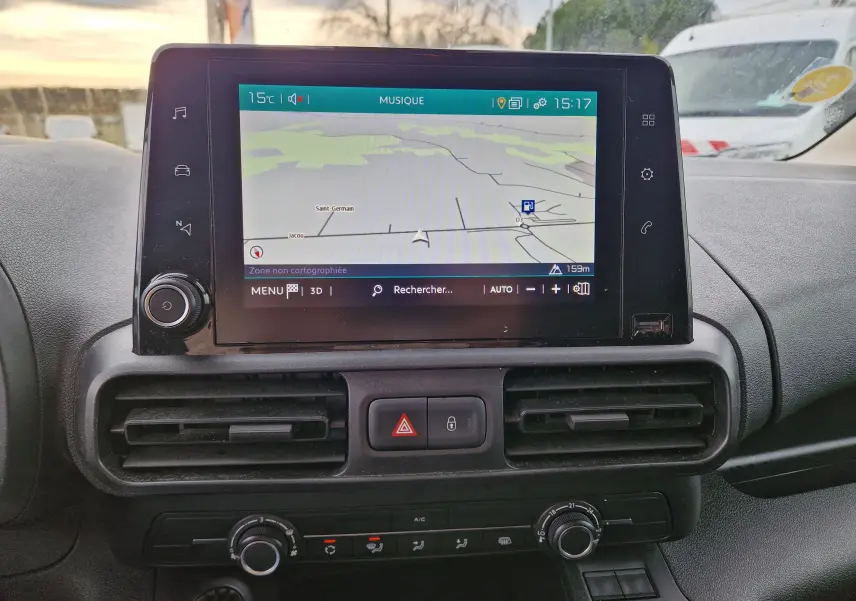 Écran tactile central avec navigation affichée dans l’habitacle du Citroën Berlingo blanc, vue de face.