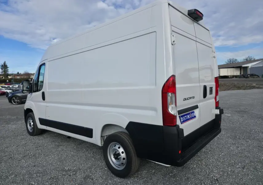 Vue 3/4 arrière droite d’un fourgon FIAT Ducato blanc tôlé avec portes arrière battantes et roues acier 15 pouces.