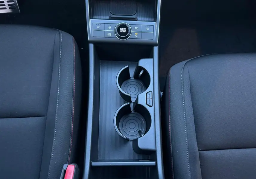 Vue rapprochée du volant cuir noir à surpiqûres rouges du Hyundai KONA 2026 avec tableau de bord numérique.