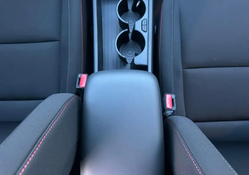 Intérieur du Hyundai KONA II 1.6 Hybrid 138 N Line 2026, vue sur pare-soleil avec miroir et tableau de bord gris.