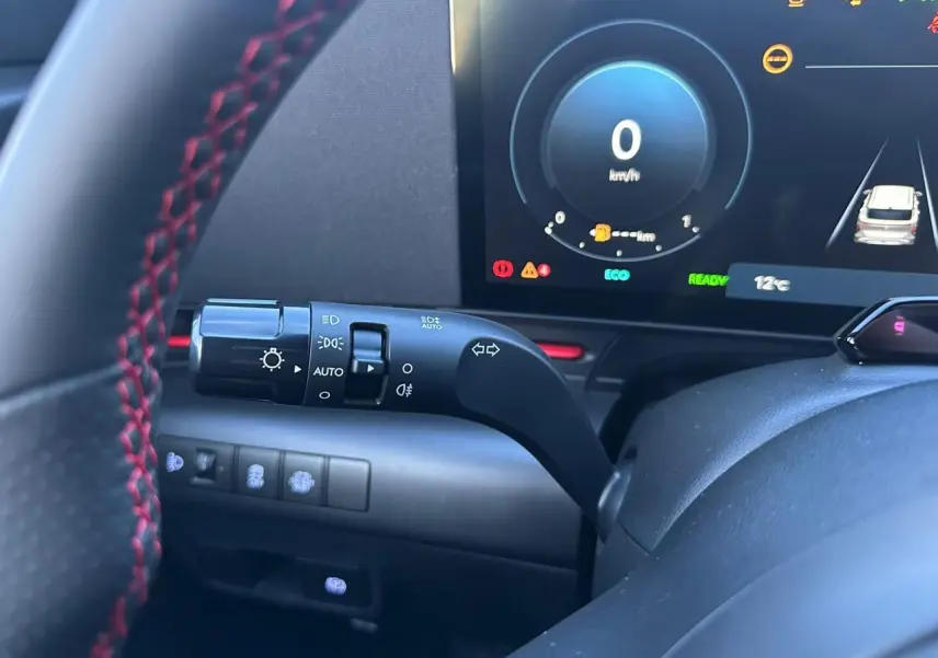 Vue arrière d'un Hyundai Kona 2 hybride gris métallisé avec feux arrière LED et double sortie d'échappement chromée.