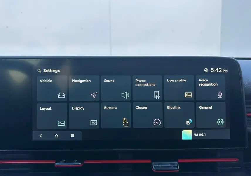 Écran tactile 12,3’’ du système multimédia du Hyundai Kona 2026, affichant le menu des réglages.