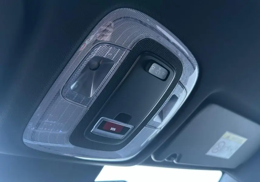 Vue intérieure du plafonnier avec commandes d’éclairage et bouton SOS du Hyundai Kona II gris Ecotronic 2026.