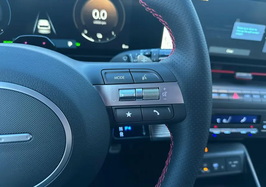 Vue 3/4 arrière droite du Hyundai KONA II hybride gris Ecotronic avec double sortie d'échappement et feux arrière LED.