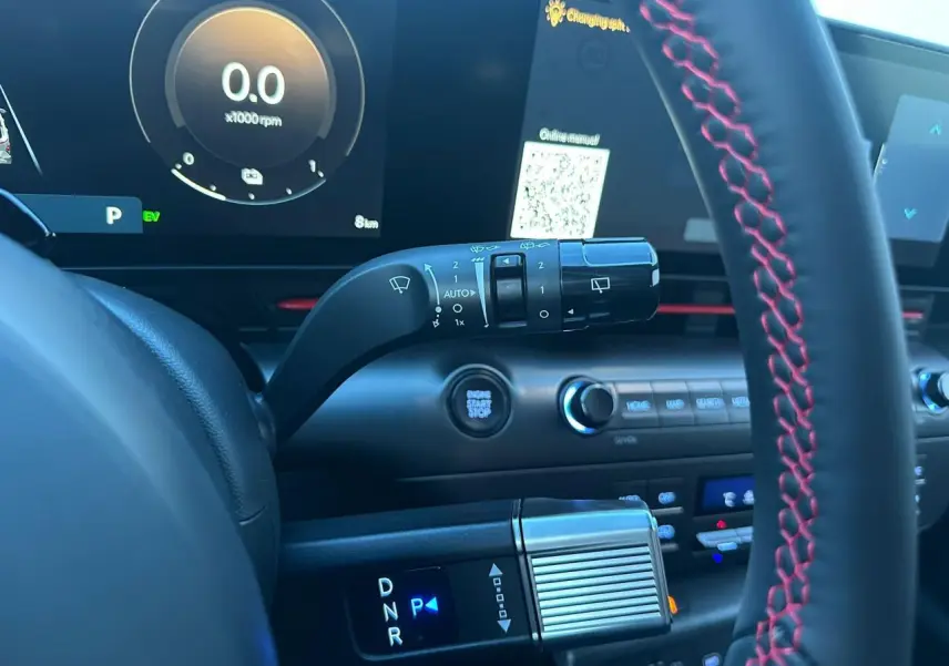 Vue de profil côté gauche d'un Hyundai Kona II 1.6 Hybrid N Line gris métallisé Ecotronic avec jantes alliage 18 pouces.