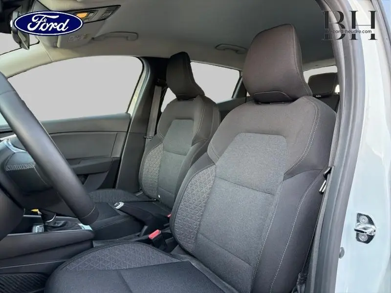 Vue intérieure côté droit montrant les sièges avant en tissu noir avec motifs surpiqués d'une Renault Clio blanche 2021.