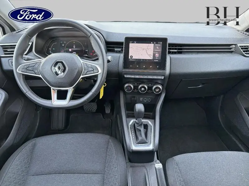 Vue intérieure avant de la Renault Clio 1.6 E-Tech 140ch Business 2021, tableau de bord noir avec écran tactile et volant multifonctions.
