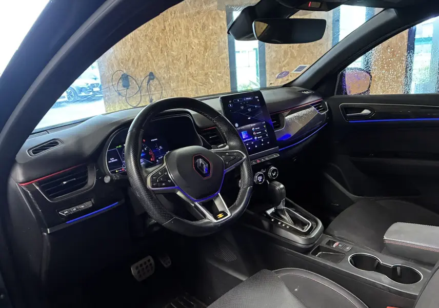 Intérieur noir de la Renault Arkana 1.3 TCE 140 RS-LINE 2021, vue côté conducteur avec volant et écran tactile central.