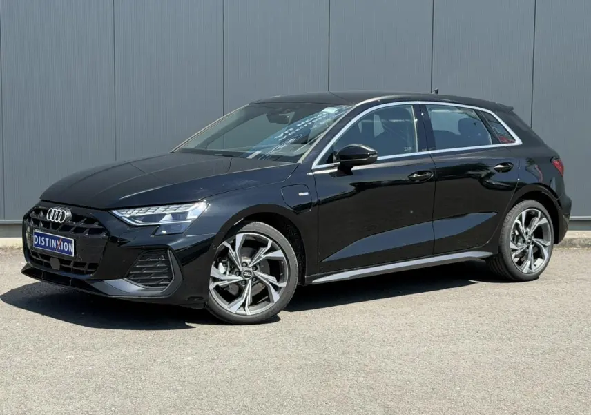 Audi A3 Sportback noir mythe vue 3/4 avant droit avec jantes alliage 5 branches en Y gris brillant.