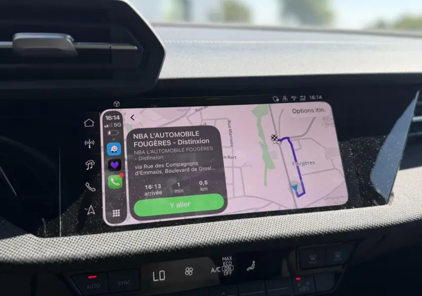 Vue rapprochée de l’écran central tactile affichant la navigation dans l’Audi A3 Sportback Noir Mythe 2025.