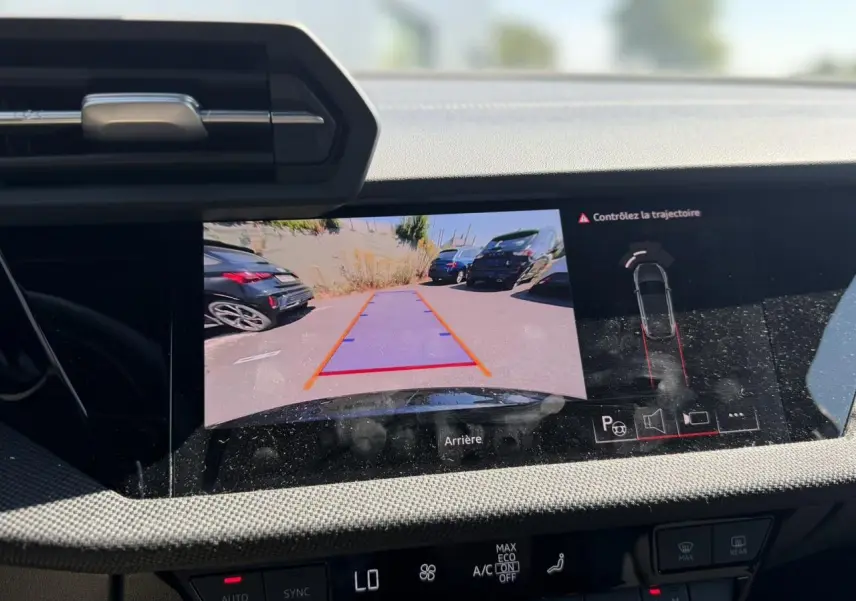 Vue intérieure sur l'écran de caméra de recul affichant l'aide au stationnement d'une Audi A3 Sportback Noir Mythe.