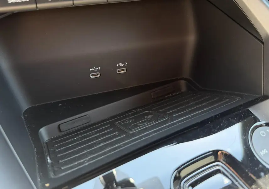 Gros plan sur la console centrale noire de l'Audi A3 Sportback 2025 avec deux ports USB-C visibles.