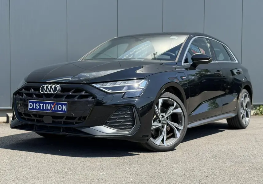 Audi A3 Sportback noir mythe vue 3/4 avant droit avec jantes alliage 5 branches en Y gris brillant.