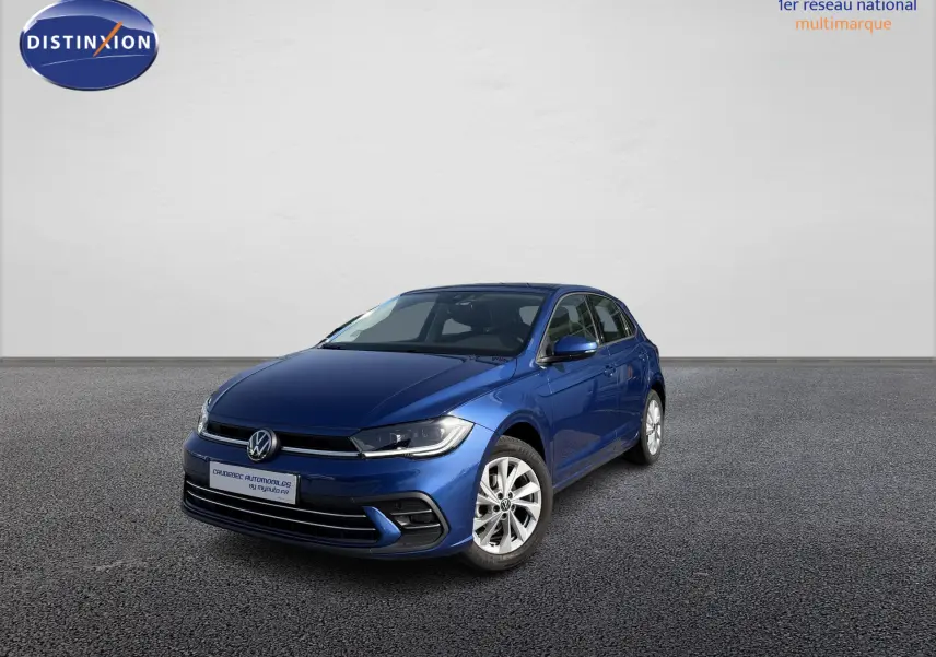 Volkswagen Polo 2025 bleu métallisé vue 3/4 avant droit avec jantes alliage et phares LED allumés.