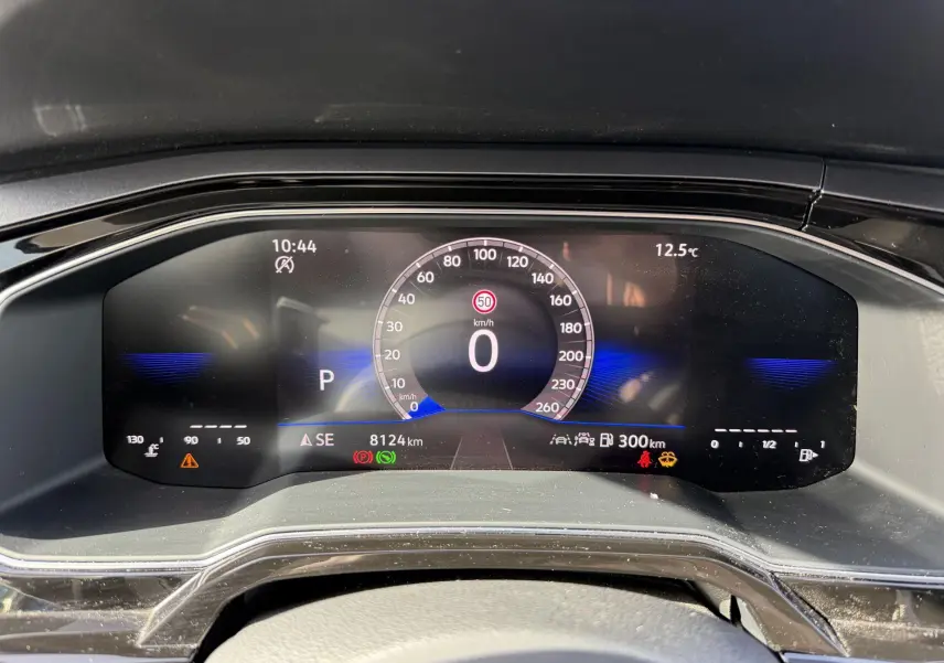 Vue rapprochée du combiné d'instruments digital de la Volkswagen Polo 2025 affichant la vitesse à 0 km/h.