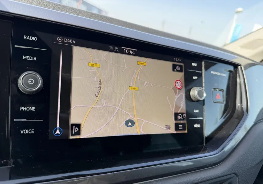 Écran tactile central du tableau de bord de la Volkswagen Polo 2025 affichant la navigation GPS en extérieur.