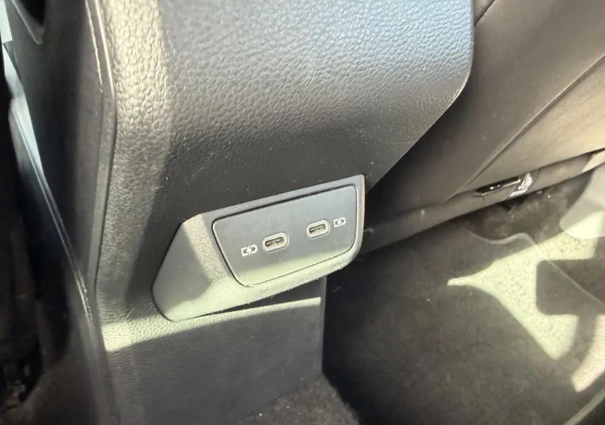 Gros plan sur les deux ports USB-C de recharge situés à l'arrière de la console centrale d'une Volkswagen Polo bleue.