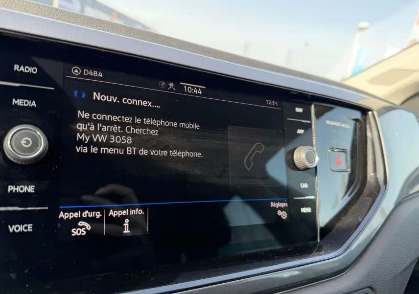 Écran tactile central de la Volkswagen Polo 2025 montrant la connexion Bluetooth, vue intérieure côté passager.