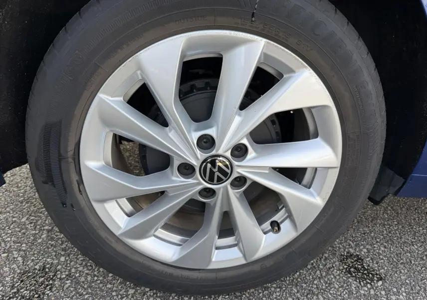 Gros plan sur la jante alliage 16'' Palermo argentée d'une Volkswagen Polo bleu récif métallisé, roue avant droite.