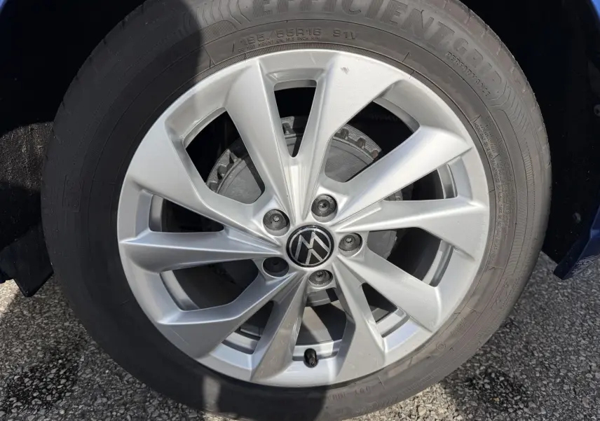 Gros plan sur la jante alliage 16'' Palermo argentée de la Volkswagen Polo 2025 Bleu Récif Métallisé avec pneu 195/55 R16.