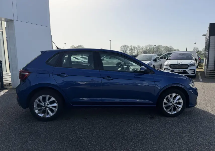 Vue de profil côté gauche d'une Volkswagen Polo 2025 bleu récif métallisé avec jantes alliage 16 pouces.