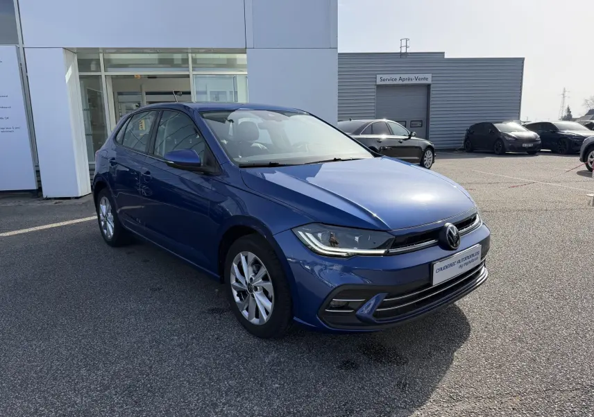 Volkswagen Polo 1.0 TSI 95 DSG7 bleu récif métallisé vue 3/4 avant avec phares LED et jantes alliage 16 pouces.