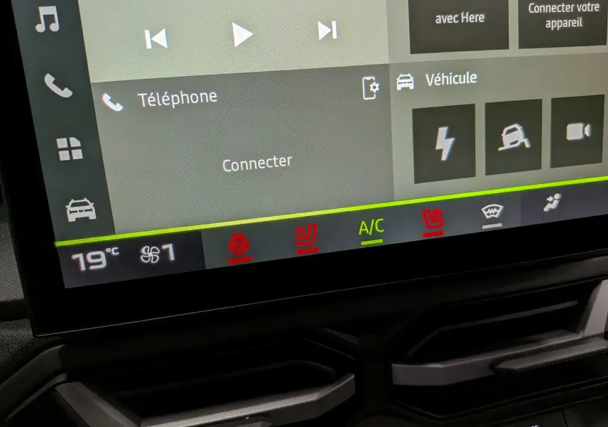 Écran tactile intérieur du Dacia Duster Hybrid-G 150 CH 4x4, affichant la climatisation à 19°C et les sièges chauffants activés.