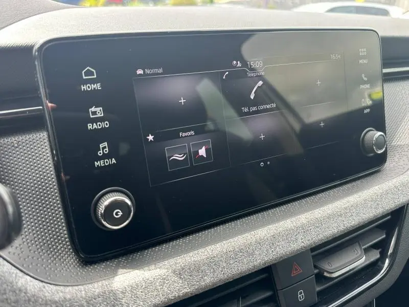 Écran tactile central du tableau de bord de la Skoda Scala blanc cristal, affichant le menu téléphone et médias.
