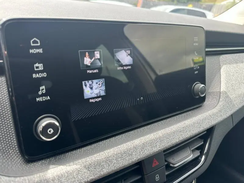 Écran tactile central de la Skoda Scala blanc cristal, vue rapprochée du tableau de bord côté passager.