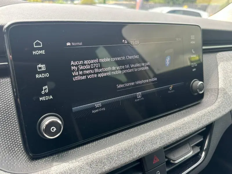 Écran tactile central du tableau de bord de la Skoda Scala blanc cristal, affichant le menu Bluetooth et les commandes multimédia.