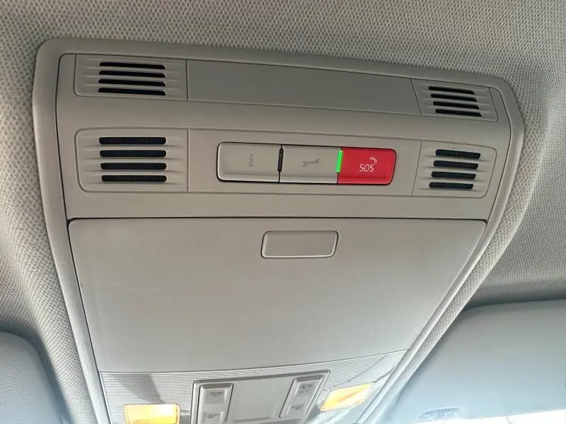 Vue rapprochée du plafonnier gris clair avec boutons SOS et éclairage intérieur de la Skoda Scala 2025 blanc cristal.