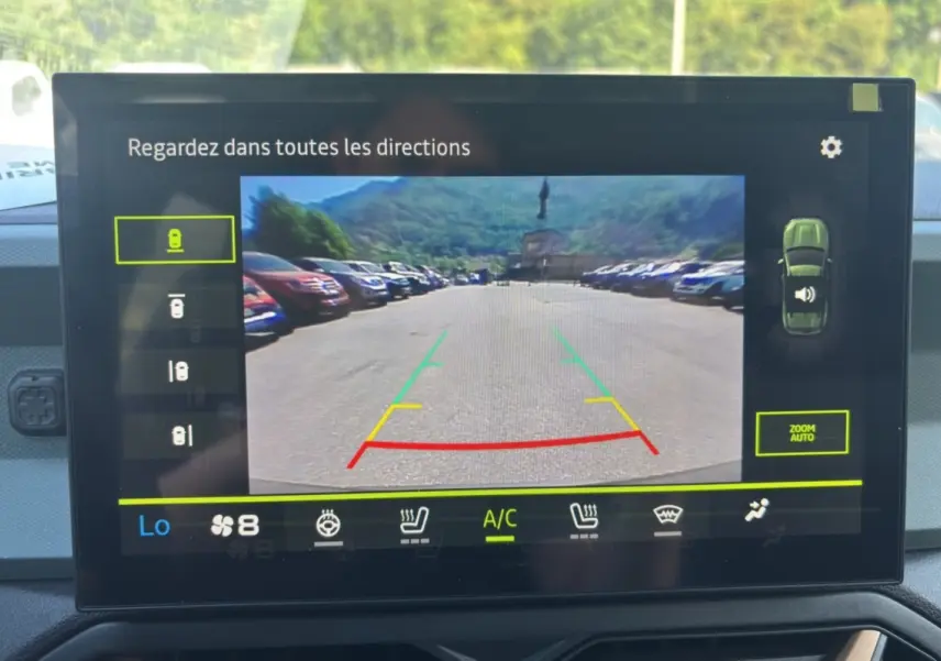 Écran de caméra multiview du Dacia Duster Hybrid-G 150 4x4 Extreme City montrant la vue arrière en parking.