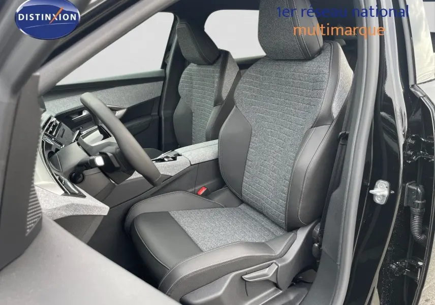 Vue intérieure côté conducteur du Peugeot 3008 Hybrid 2025 noir métal, sièges tissu et cuir gris avec console centrale visible.