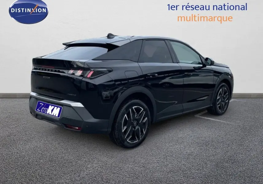 Vue 3/4 arrière droite d'un Peugeot 3008 Hybrid noir métal avec jantes noires et feux LED distinctifs.