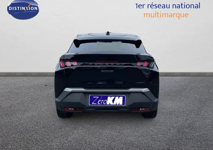 Vue arrière d'un Peugeot 3008 HYBRID noir métal 2025 avec feux LED distinctifs et plaque Zero KM.