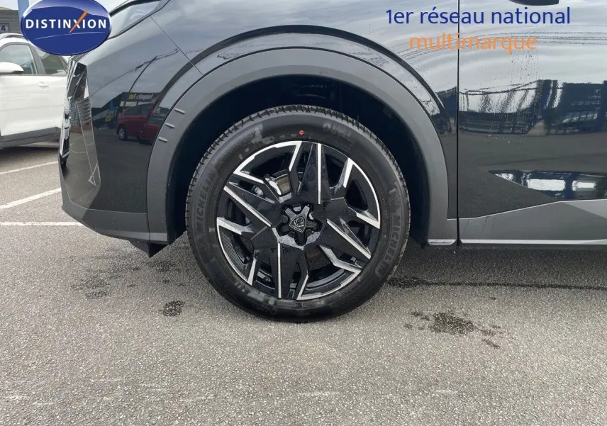 Gros plan sur la roue avant gauche noire métal du Peugeot 3008 Hybrid 136ch Allure avec jante alliage bicolore.