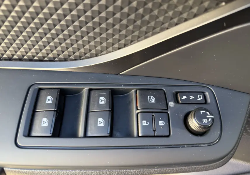 Panneau de commandes des vitres et rétroviseurs côté gauche intérieur d’un Toyota C-HR bleu Nebula Metal 2018.