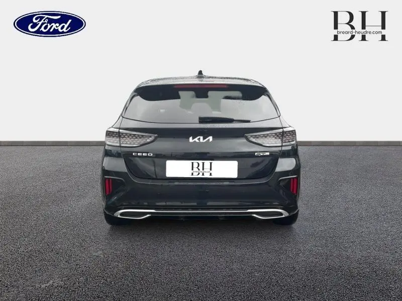 Vue arrière d'une KIA CEE'D SW noire Basalte métallisé avec feux arrière LED et double sortie d'échappement chromée.