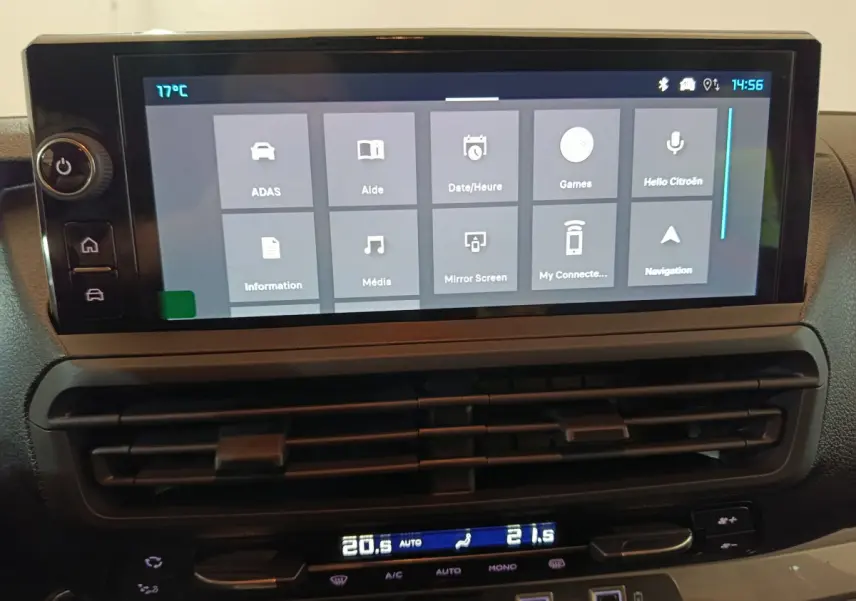 Écran tactile central du tableau de bord du Citroën Jumpy XL 2025, affichant le menu principal avec commandes climatisation en dessous.