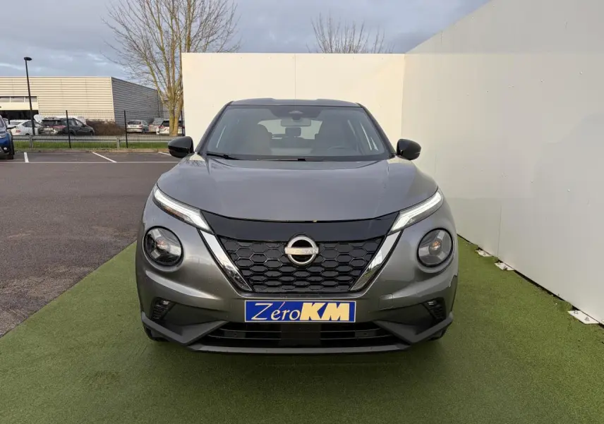 Vue de face du Nissan Juke II 1.6 Hybrid noir métal avec calandre en nid d'abeille et feux LED fins.