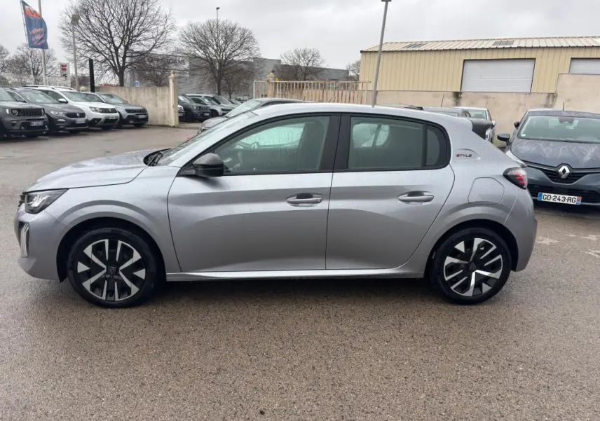 Peugeot 208 Hybrid gris vue de profil côté gauche, avec jantes 16 pouces au design distinctif.