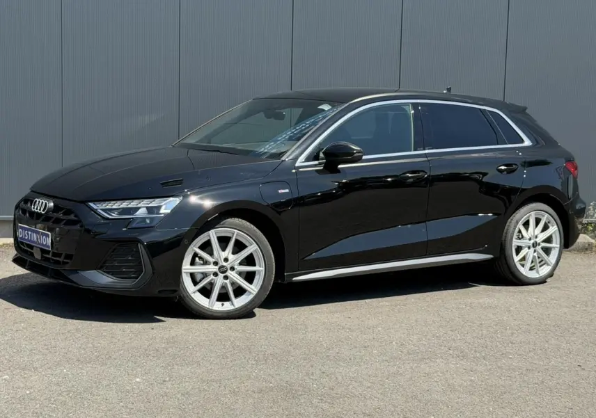 Audi A3 Sportback noir Mythe vue de profil côté gauche, avec jantes alliage 18 pouces et détails S-Line visibles.