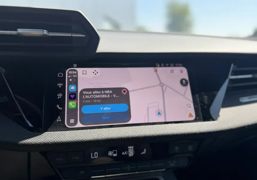 Vue rapprochée de l’écran tactile central du tableau de bord de l’Audi A3 Sportback 2025, affichage navigation.
