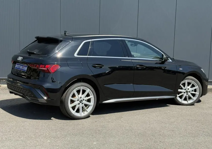 Audi A3 Sportback noir Mythe vue de profil côté droit, avec jantes alliage 18 pouces et vitres surteintées.