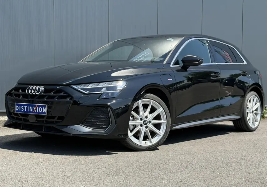 Audi A3 Sportback noir Mythe vue 3/4 avant droit avec jantes alliage 18 pouces et calandre S-Line.